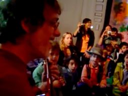 El video inédito de Luis Alberto Spinetta se viralizó seguramente por su ternura El video inédito de Luis Alberto Spinetta se viralizó seguramente por su ternura