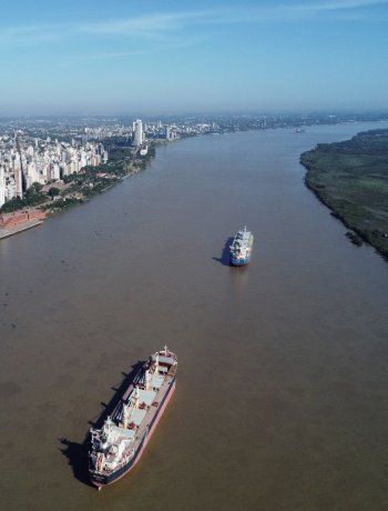 El Gobierno llamó a licitación para privatizar la Hidrovía.