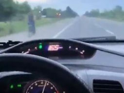 suspenden a un automovilista por filmarse a mas de 170 km/h con su hijo en el auto suspenden a un automovilista por filmarse a mas de 170 km/h con su hijo en el auto