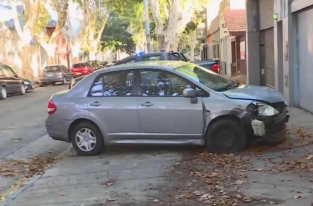 Villa Luro: una enfermera se durmió al volante, chocó contra un auto estacionado y volcó