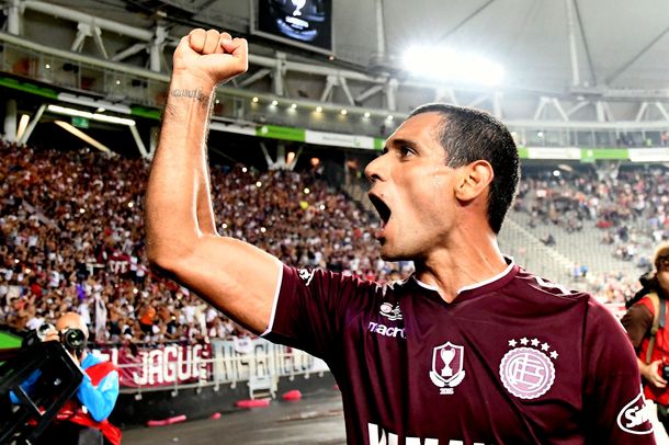 José Sand marcó el tercer gol de Lanús