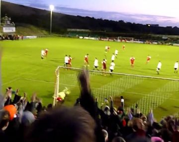 El Whitehawk marcó un golazo ante el Stourbridge justo cuando el árbitro dio por terminado el partido.