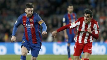 La lucha de Messi ante un rival del Sporting Gijón La lucha de Messi ante un rival del Sporting Gijón