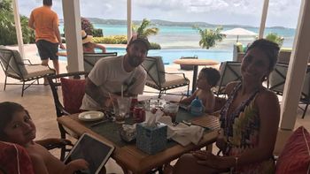 Messi y Antonela, en su luna de miel junto a sus hijos Messi y Antonela, en su luna de miel junto a sus hijos