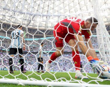 En Colombia se toman revancha del Dibu Martínez: memes y reacciones