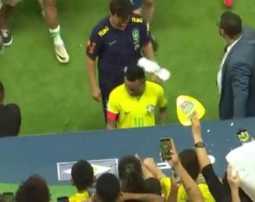 Le tiraron pochoclo a Neymar al final de Brasil vs Venezuela