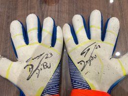 Subastaron los guantes que el Dibu Martínez usó en la final del Mundial 