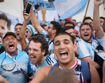 Le dieron el alta al hincha argentino al que se le cayó un hombre encima