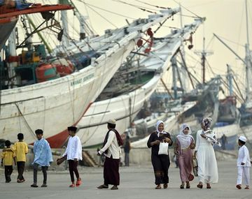 Al menos 12 muertos y 6 desaparecidos a raíz de un naufragio en Indonesia