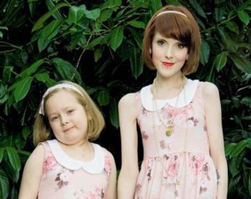 Polémica por la madre anoréxica que usa la ropa de su hija