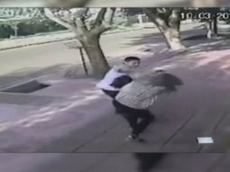 Brutal robo en Mendoza: la golpearon para sacarle la cartera