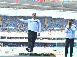 VIDEO: Mirá lo que hizo este atleta alemán mientras recibía el oro en pleno podio