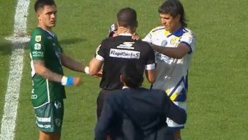 grave: un hincha de sarmiento se metio en la cancha y agarro del cuello al arbitro andres merlos grave: un hincha de sarmiento se metio en la cancha y agarro del cuello al arbitro andres merlos
