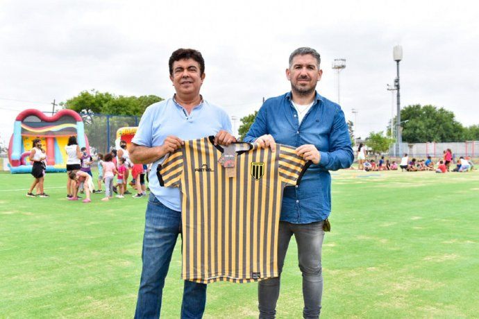 Espinoza le rindió homenaje al club Almirante Brown por sus 100 años