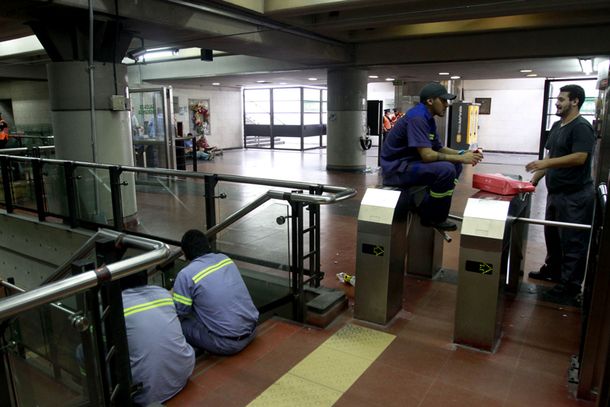 Los metrodelegados finalizan hoy los paros rotativos y mañana vuelve a funcionar el servicio