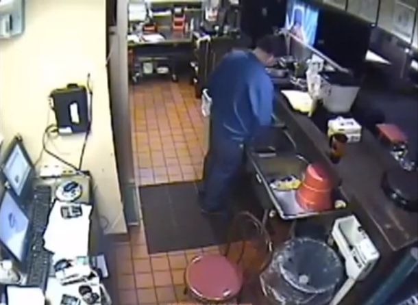 Clausuran un local de Pizza Hut porque su encargado orinó en una bacha de la cocina