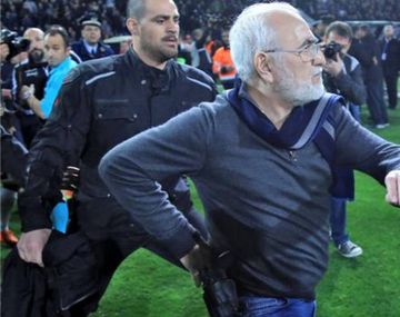 El presidente del PAOK entró armado a reclamarle al árbitro y ahora pidió disculpas