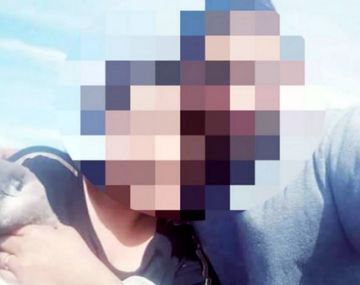 Se sacaron una foto con pingüinos en una reserva y el gobierno  los demandará