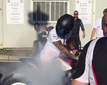 El campeón de Fórmula 1 arribó al autódromo quemando gomas