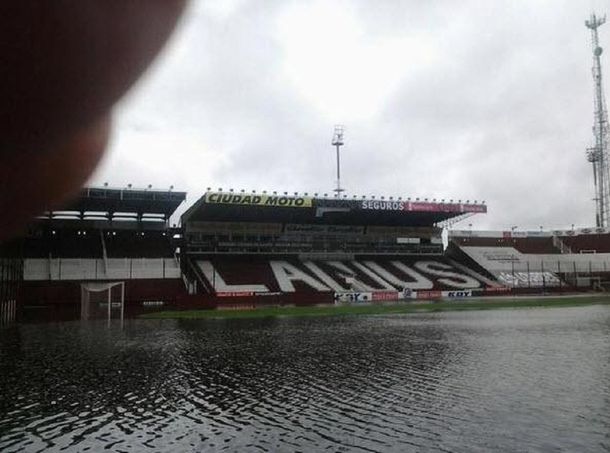 La tormenta transformó a la cancha de Lanús en una laguna