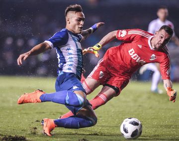 Lautaro Martínez encara y Armani le sacará una vez más el grito de gol de la boca