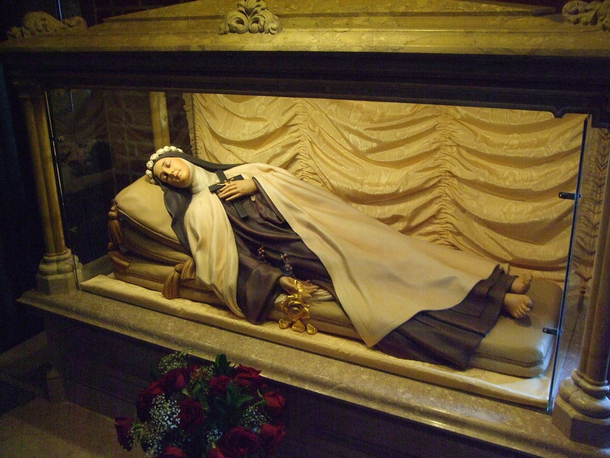 Mausoleo de Santa Teresa en el Convento Carmelita en Lisieux.