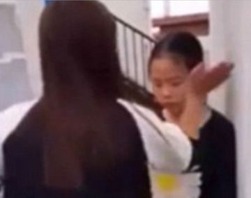 Filman a chica aguantando tres horas de bullying