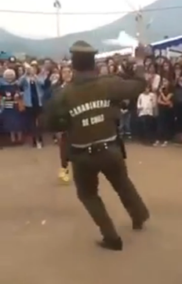 Mirá a este carabinero demostrar lo que sabía en un baile tradicional