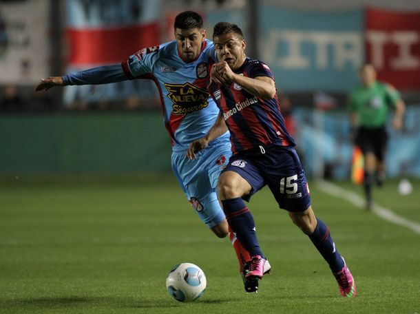 Arsenal venció agónicamente a San Lorenzo y llegó a la punta