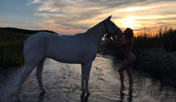 Las polémicas fotos de Vicky Xipolitakis, desnuda sobre un caballo