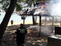 Un turista quiso hacer un asado y prendió fuego un quincho