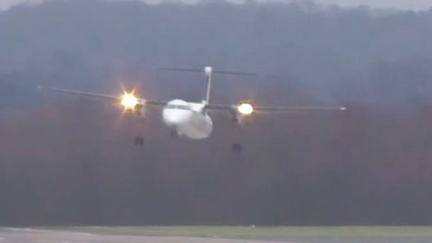 VIDEO: espectacular aterrizaje de un avión en medio del huracán Friederike