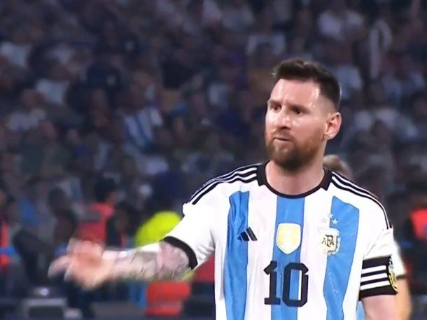 Video: el reto de Lionel Messi a un alcanzapelotas durante el partido ante Curazao 