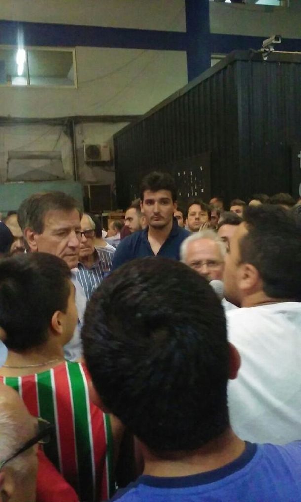 Raúl Gámez increpado por hinchas de Vélez en el playón del Amalfitani