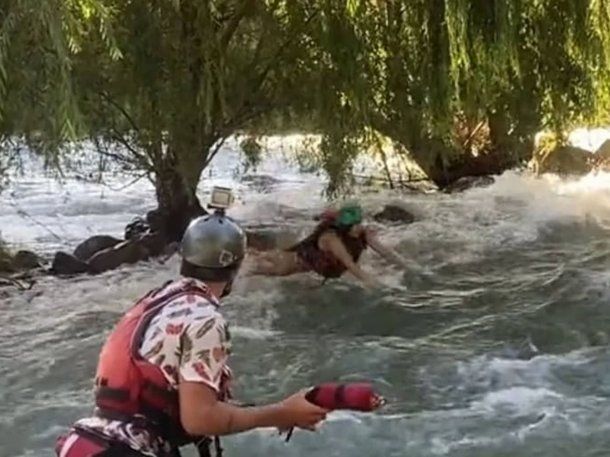 Mendoza: rescataron a una joven que quedó atrapada en una correntada