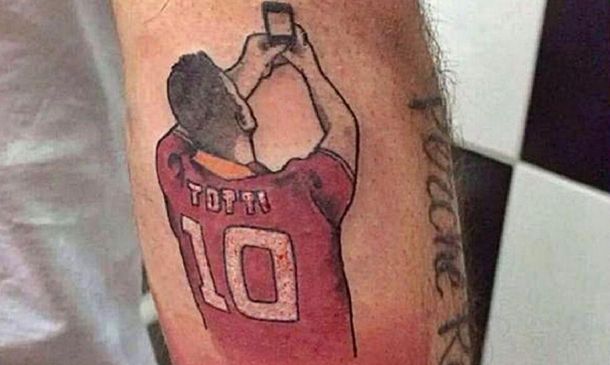 Un fanático de Totti decidió llevar su famosa selfie en la piel