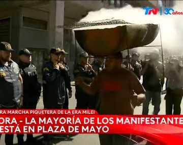 Video: un vendedor ambulante atravesó el cordón policial con una parrilla prendida en su cabeza