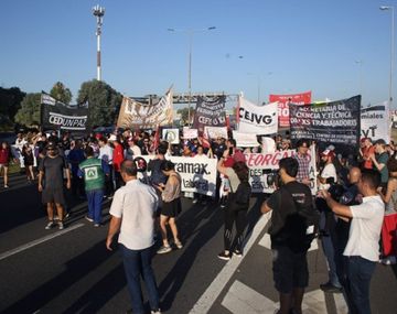 Empleados de una fábrica cortan Panamericana por los despidos: hubo caos
