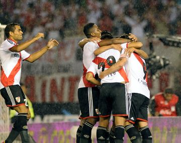 River le ganó a Arsenal bajo un diluvio y se ilusiona