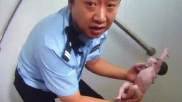 Milagroso rescate de una beba abandonada en un baño