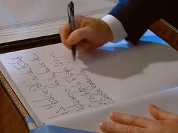 Javier Milei firma el libro del Congreso Javier Milei firma el libro del Congreso