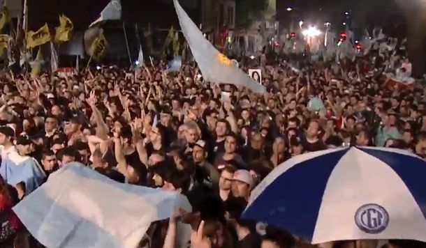 Una multitud espera a Alberto Fernández y Cristina Kirchner en el búnker de Chacarita