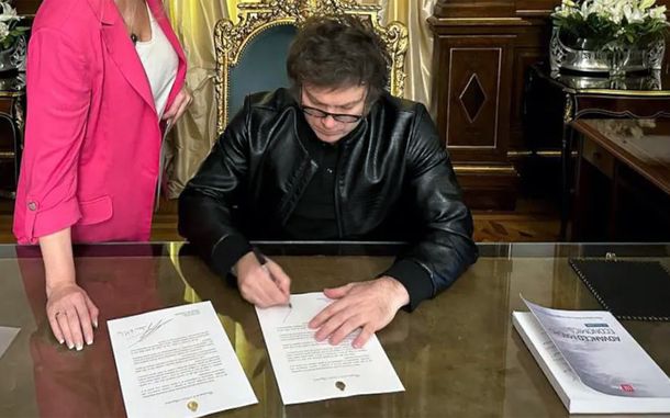 Javier Milei firmando un decreto.