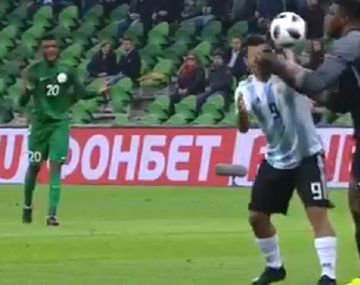 No se puede creer: el terrible blooper del arquero de Nigeria antes del gol de Banega