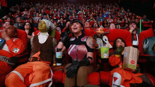 Fueron a ver Star Wars, se cortó y arrancó por el final: mirá la reacción del público