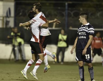 River reaccionó y se llevó los tres puntos del Bosque