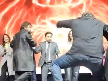 Tensión en el cierre de Milei: su cineasta se cayó y casi le arruina el escenario