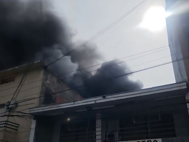Voraz incendio destruye un galpón lindero a una escuela en Parque Patricios Voraz incendio destruye un galpón lindero a una escuela en Parque Patricios
