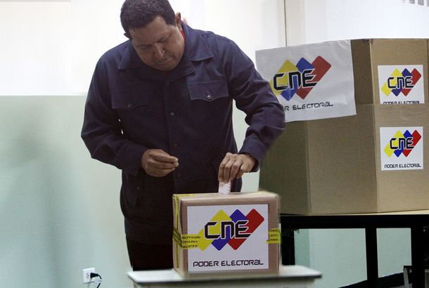Tras votar, Chávez prometió aceptar los datos de las urnas