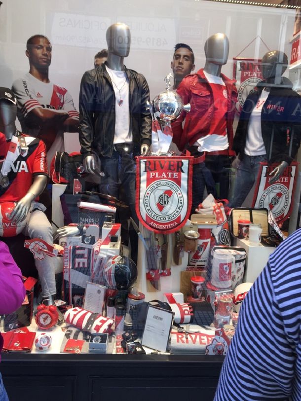 ¿Festejo anticipado? River ya expone la Libertadores en su local de ropa